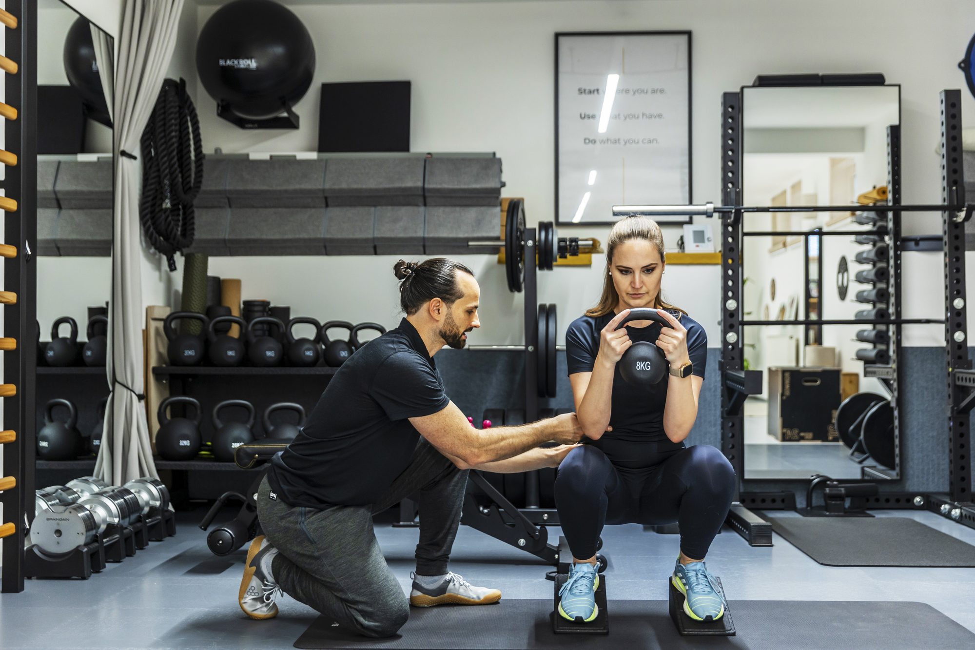Technikkorrektur bei der Kniebeuge mit Kettlebell