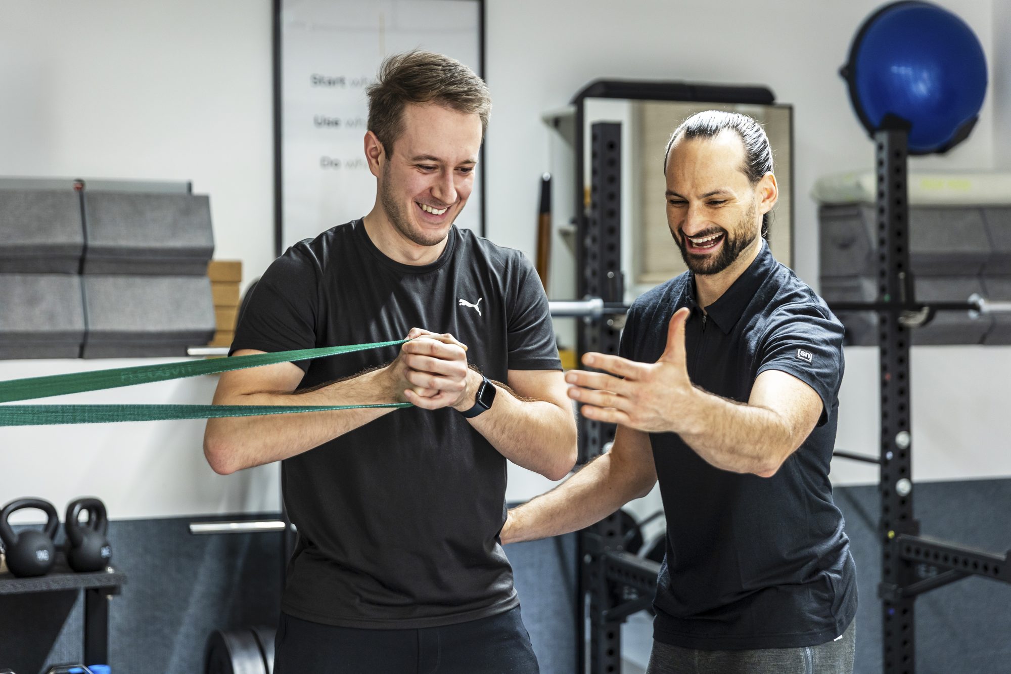 Krafttrainingsübung mit dem Widerstandsband im Personal Training