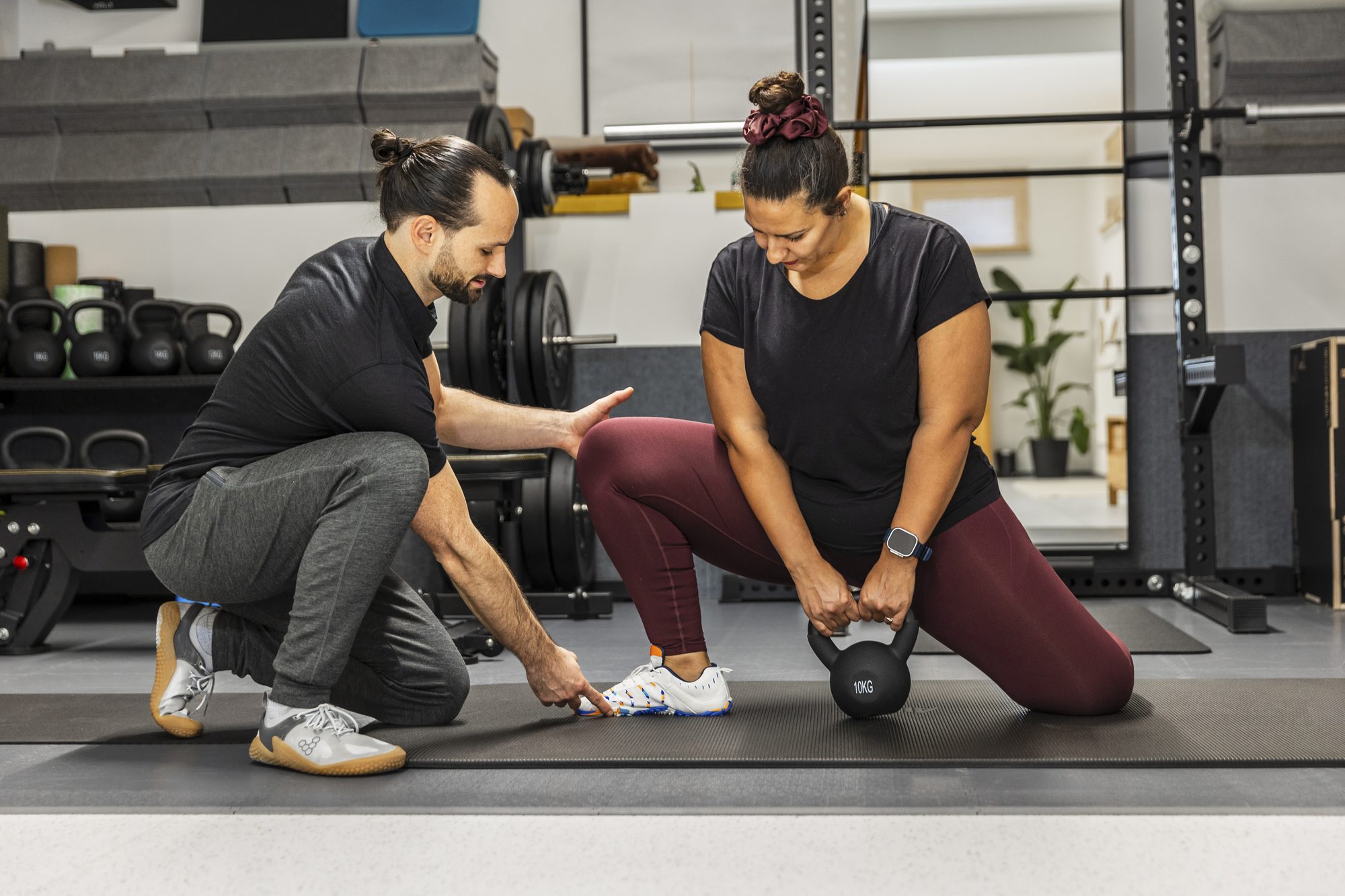 Technikkorrektur an der Kettlebell während einer Personal-Training-Einheit